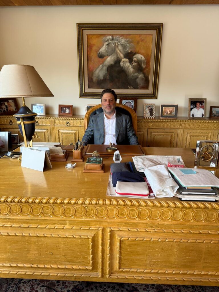 Carlos emilio serio trabajando en su despacho