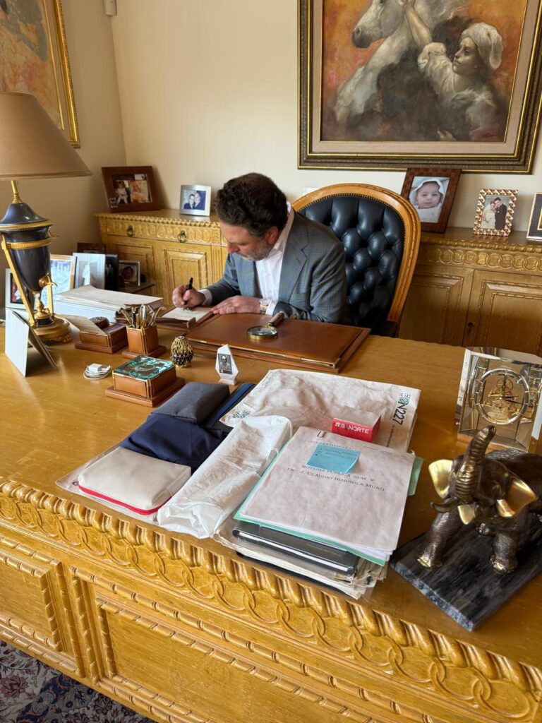 Carlos Omar serio sucar en su oficina