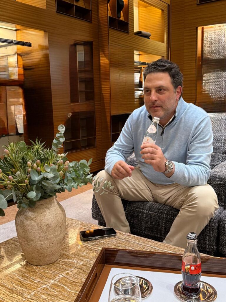 Empresario Carlos Serio Sucar en su oficina